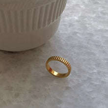 Load image into Gallery viewer, Chloe Notch Ring