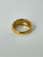Load image into Gallery viewer, Croissant Ring