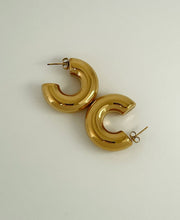 Load image into Gallery viewer, Lucia Hoop Earrings
